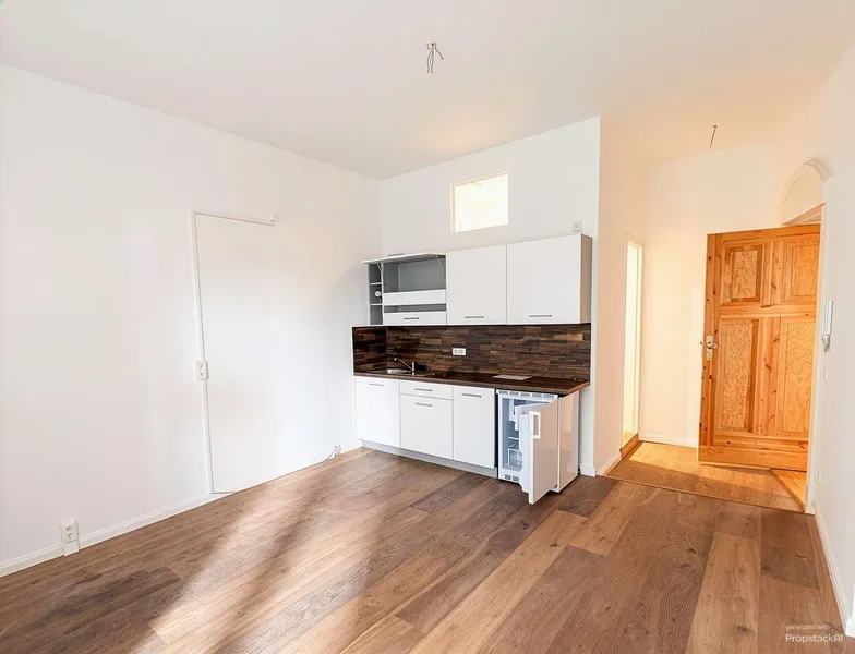 Renoviertes 1-Zimmer-Studio mit Einbauküche im Erdgeschoss in Berlin-Wilmersdorf — photo 1
